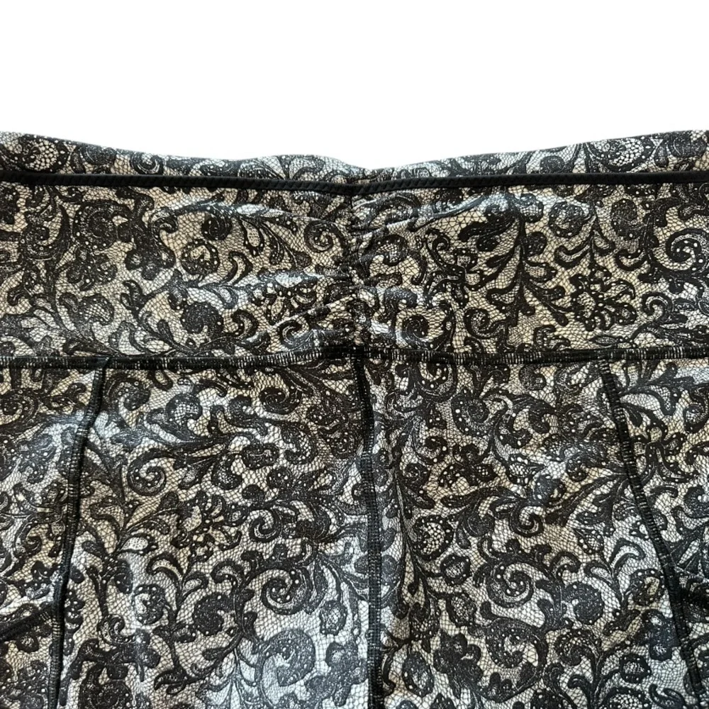 Lululemon Outrun 17" Crop Mini Cinder Lace pattern - Picture 15 of 16